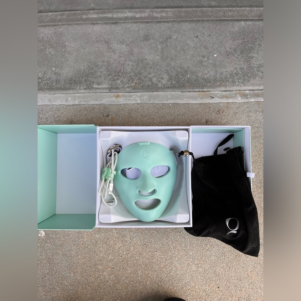 Qure LED light therapy mask